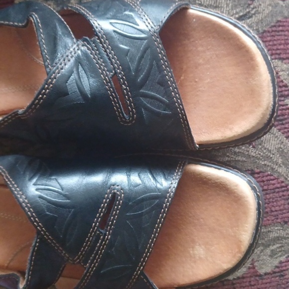 Clarks Black and Tan Slide Sandals, Tooled Leather, 7.5 - Picture 6 of 8